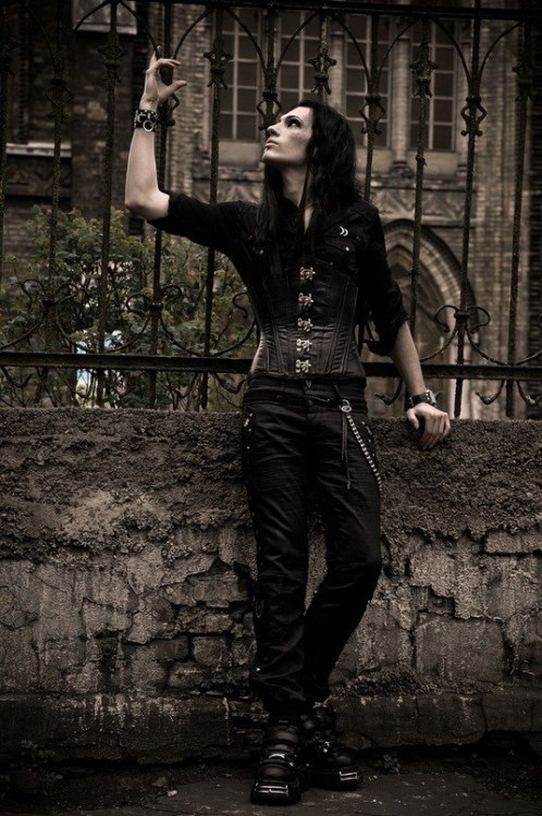 Готы ростов. Merlin mensen готы. Victorian Vampire goth стиль. Androgyn goth.