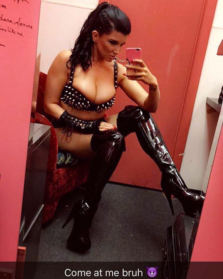 stripper-locker-room:  romirain