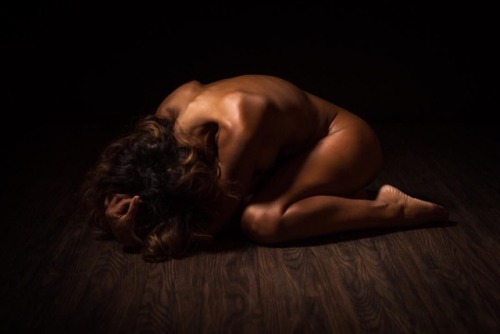 michaeljonphoto:I tried this in black and white, but the tones in the color version are too beautiful to ignore. Model: @imsyll  #fineart #fineartnude #emotionalart #expressiveart #agameoftones #bodyart #nudeart #nude #dramaticlight #nudephotography