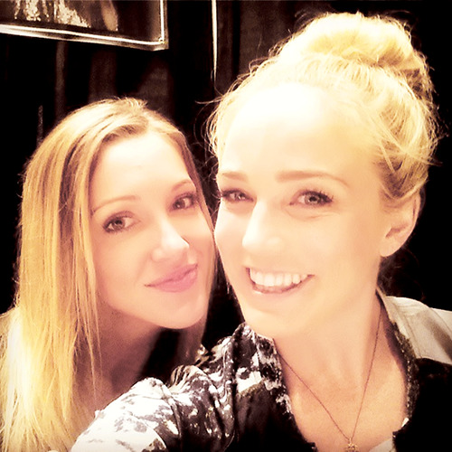 ferrisbueller:
“ caitylotz: #sisters #arrow @katiecassidy
”