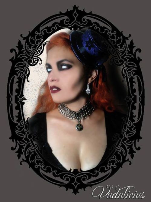 vudulicius:  Fotografía de Juan Hernandez  Pupilentes de “ciego” y tinte Manic Panic para el cabello, solo de venta en Varacolaci/ Venta de Botas Nacionales http://ift.tt/1issiyg  Mi mamá :3