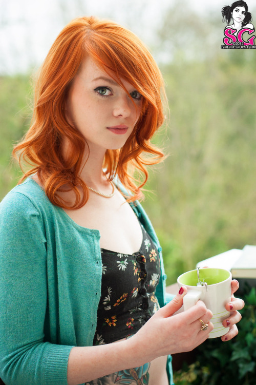 Emma Stone vs Julie Kennedy (Lass Suicide)