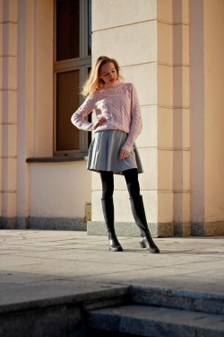 Via Fashion for your legs :https://fashionforyourlegs.blogspot.com/2019/09/pink-sweeter-grey-skirt-boots.html