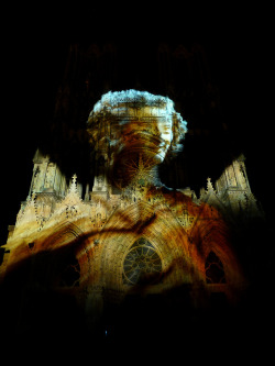 un-monde-de-papier:  Vues d’un spectacle son et lumière donné en 2011 à l’occasion des 800 ans de la cathédrale Notre-Dame de Reims. Photos: cc https://www.flickr.com/photos/cpakmoi/ https://www.flickr.com/photos/cpakmoi/ 