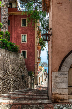 invocado:  Side Street in Taormina | by "Tonybill" 