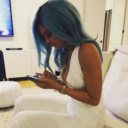 jenner-news:  Kendall: “babe, you’re blue”