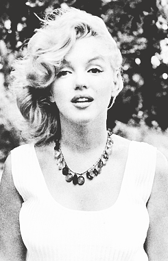 missmonroes:  Marilyn Monroe photographed