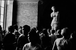 tremendousandsonorouswords:    Elliott Erwitt, Louvre Museum, Paris, 1967