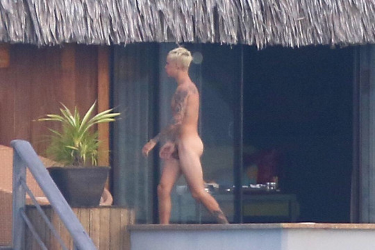 spycamfromguys:  Justin BIEBER caught naked!See more MALE CELEBS busted at http://www.spycamfromguys.com/category/naked-male-celebs/