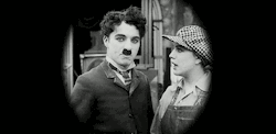 chaplinfortheages:Charlie and Edna Purviance,“Behind the Screen” 1916.