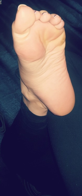 showingoffmywifesfeet:My wife’s seriously beautiful toes and her gorgeous soles litteraly make me me