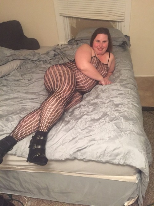 deemonikposessions: Happy Humpday I have a thick girl addiction.. Why doesn’t everyone Submiss