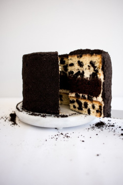 omg-yumtastic:  (Via: hoardingrecipes.tumblr.com)   Cookies and Cream Crumb Cake - Get this recipe and more http://bit.do/dGsN  Ooh my