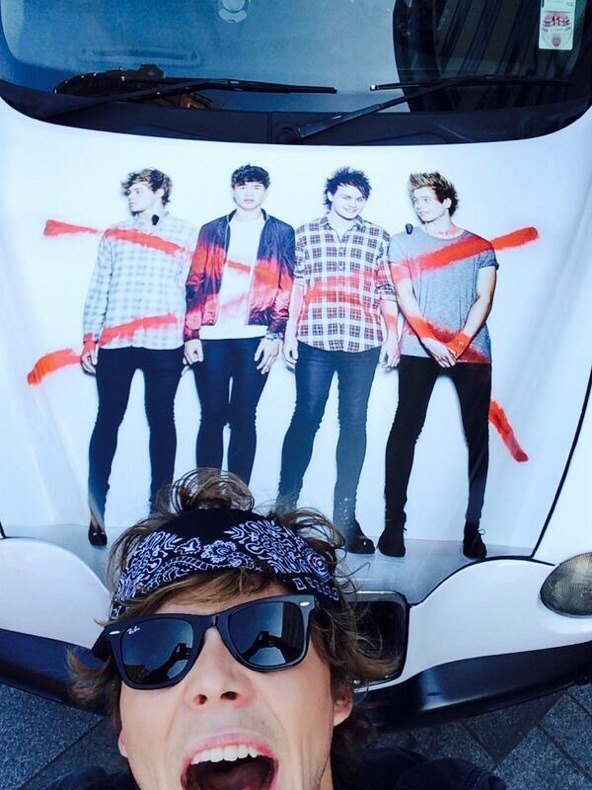 explicitluke:  gwenie:  LUKE MOBILE. MOTOR MIKE. CAL-CAB. AUTO ASH. Hey Luke seriously