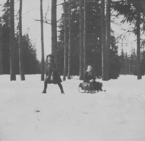 Grand Duchess Maria Nikolaevna and Grand Duchess Olga Nikolaevna in Tsarskoe Selo, winter 1907 - 190