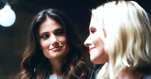 justlookatthosesausages:honey-lemon-dont-care:katicsmenzel:Idina still winks with both eyes, lmao Wh