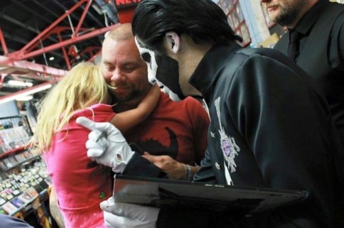 doomfxrge:Papa Emeritus III with kiddos