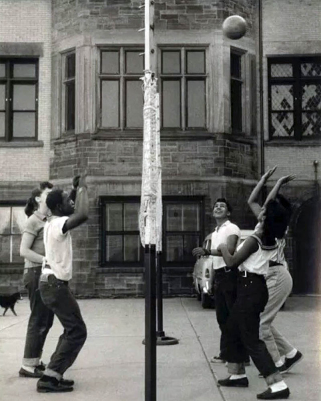 Street games, 1950s.Photo: Alfred Statler via Grapefruit Moon Gallery/Instagram #New York#NYC #vintage New York #1950s#Alfred Statler#children#childrens games#street photography#street scene#teenagers