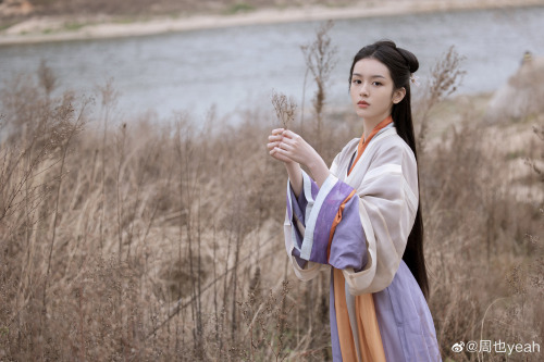 simply-zhouye: @周也yeah(Zoey)回到故乡☂️ // Zhou Ye posted these stunning shots of her in costume against 