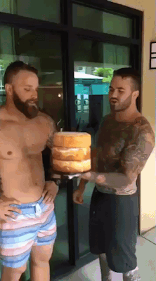 redditfront:  A mouthful of cake - via http://ift.tt/28Widue