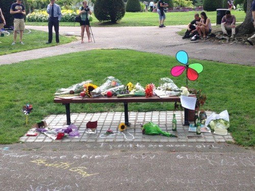 redbarracuda:  I decided to visit the Boston Public Gardens today, to see the bench from Good Will Hunting, so I could pay my respects to one of my idols. I wasn’t alone, as crowds of young and old stood near, bound together by sadness. Rest in peace