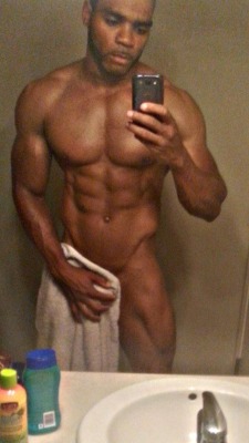 muscleworship808:  Please drop that towel!!!