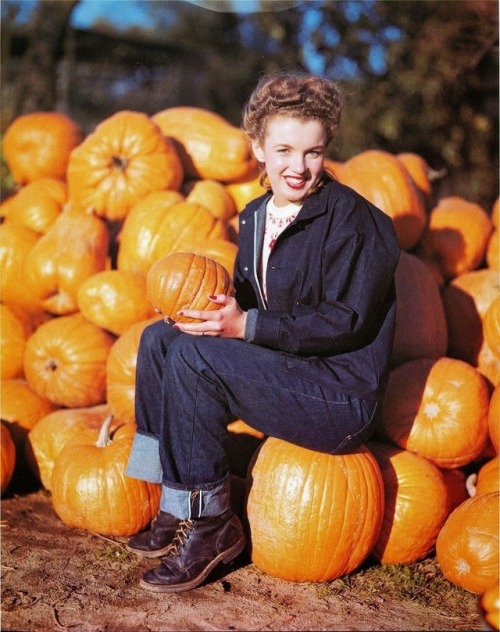 decadesfashion: Marilyn Monroe hanging out in a pumpkin patch photographed by Andre de Dienes (1945)