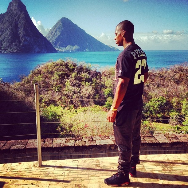 creamgetdamoney:  Victor Cruz. Damn them thick thighs!