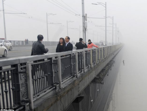 polishmaid:A newspaper photographer was trying to take a picture of the fog looking over Wuhan Yangt