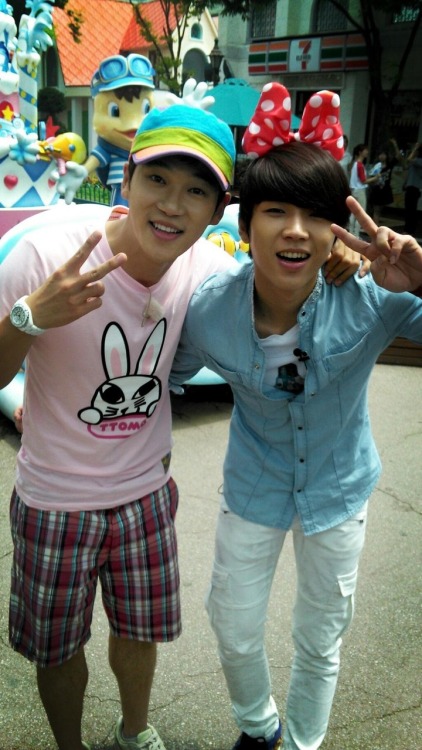 7isinfinite:  I probably shouldn’t find Woohyun really attractive in headbands, but I do.