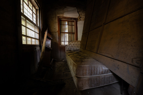 和洋折衷別荘Abandoned villa.