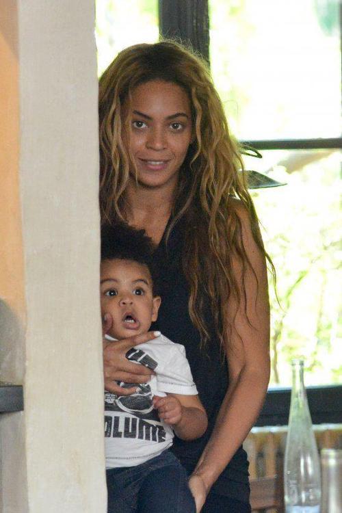 ohgod-awesome-posts:Hey y’all, it’s me B with Blue Ivy just hanging out Y’all cmere Come closer Lemme holla at y’all a second Y’all want this damn baby?