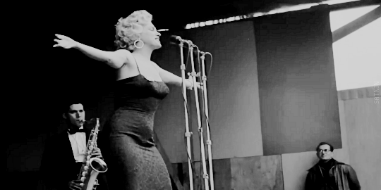 connieportershiplog:  sillysymphony:Marilyn Monroe performs for US troops in South