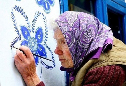 art-woonz:90-Year-Old Czech Grandma(Anežka)Turns Small Village Into Her Art Gallery By Hand-Painting