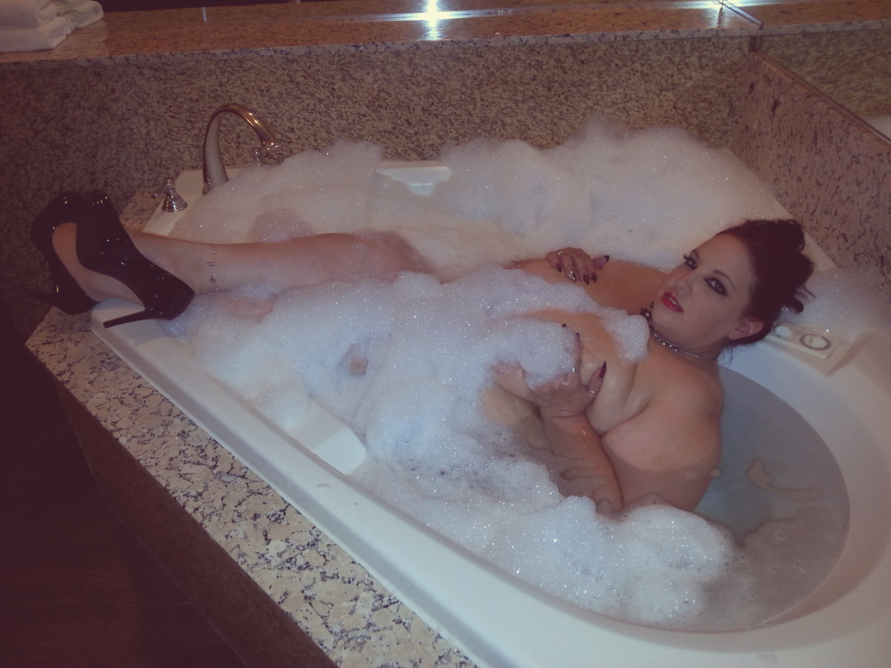 pixie-bitch75:  Pre dinner date bubble bath… 💜kisses,pixie💜