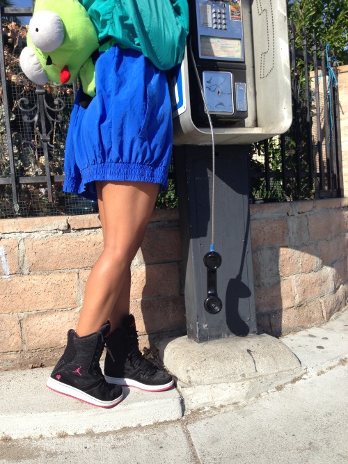 robynhoodscloset:  Daily Streetwalker……..not really but kinda. I don’t have a car at the present so I’m using my two feet. Gotta still keep it cute on the street. So here’s some iPhone pics of my street style : ) Thrifted Edie Sedgwick Skirt