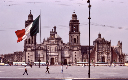 Bandera nacional y catedral, Zocalo, Ciudad de México, 1980.