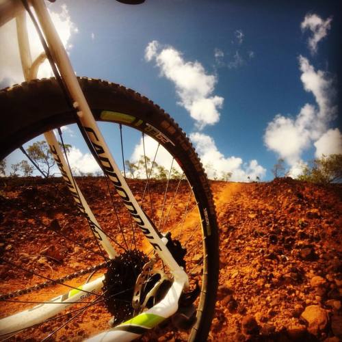 felipemacena: Quanto maior o desafio melhor.  Vou te vender.  #praquempedala #2bikes #mountainbike #