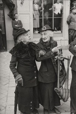  Henri Cartier-Bresson, During the Visit