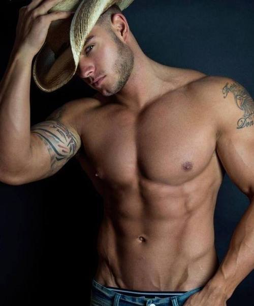 hunkopedia:  Follow Hunk’o’pedia for more hot guys! 