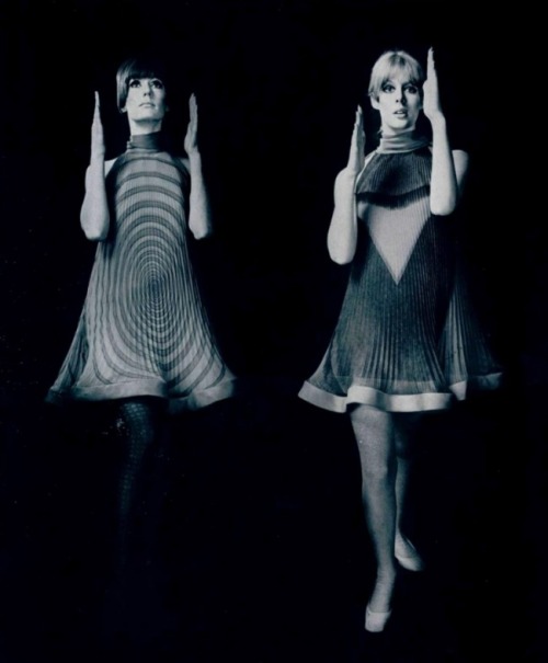 vintagefashionandbeauty: Op art dresses by Pierre Cardin, 1967. (♥)