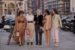 stylebythemodels:All the chicest girl squads were out in full force at Milan Fashion Week. 