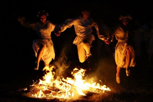 lamus-dworski: Slavic celebrations of summer solstice in Poland. Event in Puławy, via pulawy.naszemi