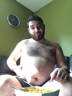 ceejofmalta:Some fat Friday belly time.