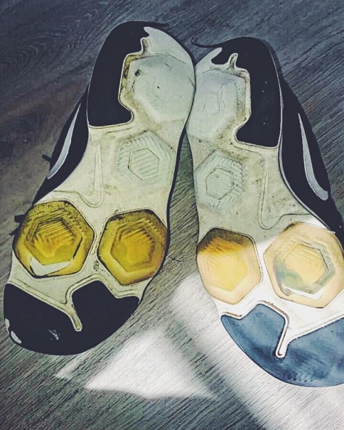 p&gt;These 7.5 size sneakers have been worn for at least 5 years, and have been been on 200+ run