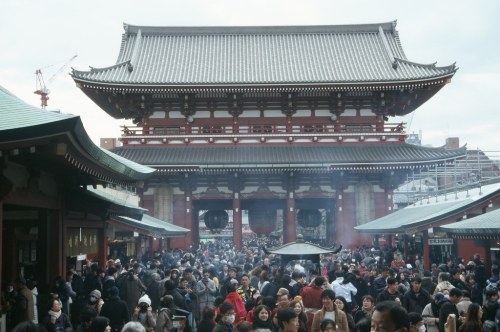 Sensō-ji by Wingsfoto Leica M3 + Summitar 50/2 Aperture: 5.6 Film: Kodak E100 https://flic.kr/p/2ioW