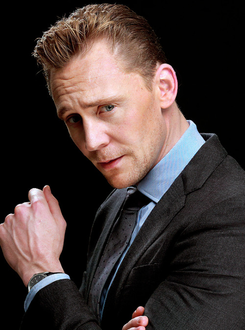 thezfc: hiddleston-daily:Tom Hiddleston by Kirk McKoy 2016 “Hello there, may I interest you in