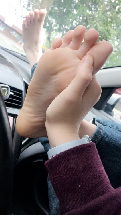 confusedwhitegirlxxx: I fucking love sams feet!!