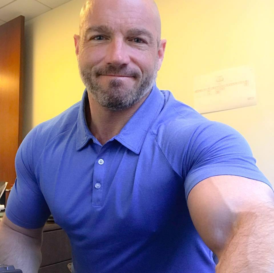 gentlemenprefermuscle:  wrestledaddy:  WOOF!  I know you.