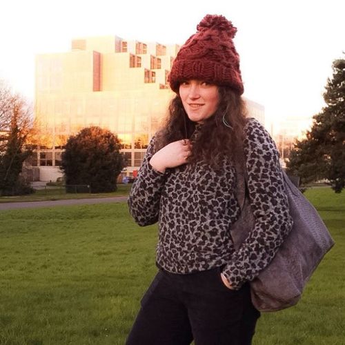 I&rsquo;m literally obsessed with this little bobble hat #fblogger #curlyhair #topshop #ootd
